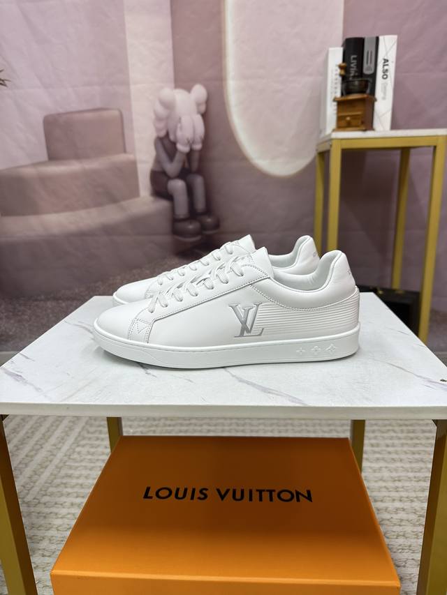 高版本 Louis Vuitton 路易威登 顶级代购男士最新专柜同步发售 意大利进口原版品牌 丝绸小牛皮 凸显高端 贵气 档次 做工考究 意大利进口水染牛皮内