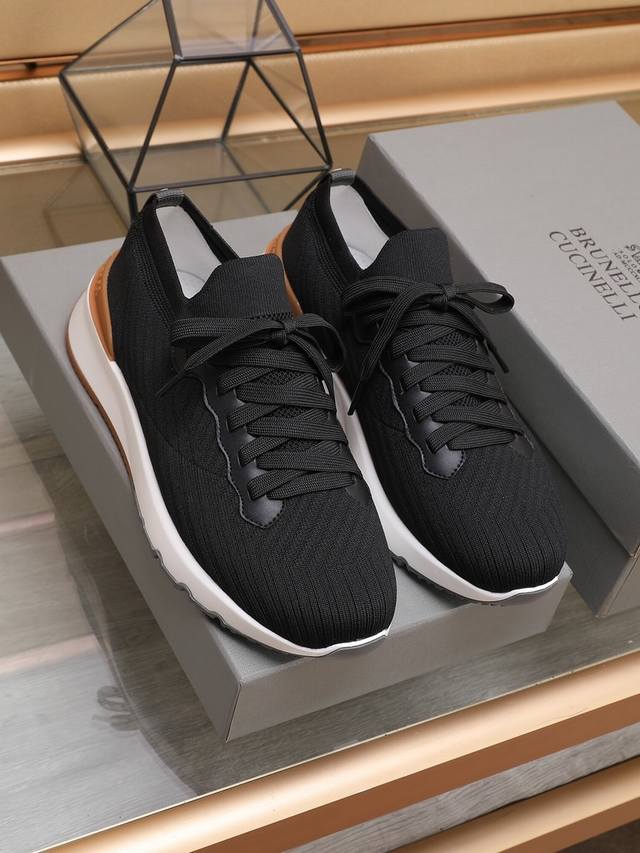 Brunello Cucinelli 新款男鞋出货 此品牌是来自意大利的顶级奢侈品牌 被誉为低调奢华的 山羊绒之王 鞋面采用原版透气飞织面料 设计出一种 低调的