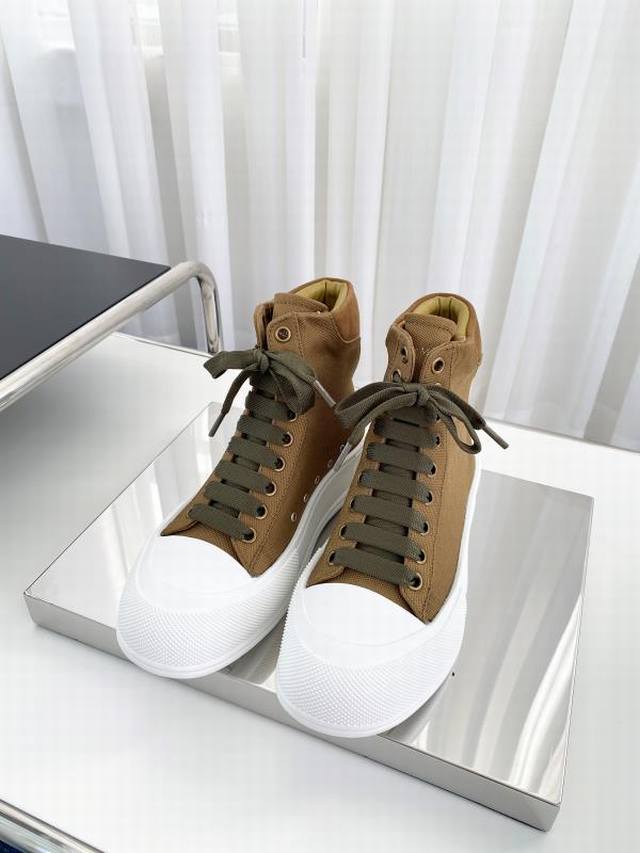 Mc Queen 麦昆情侣鞋 2021Ss早春首发最新米兰时装周t台走秀款 独特个性的设计 上脚超有范 圆头的设计让脚趾得到完全的释放 超下血本 购入多双原版