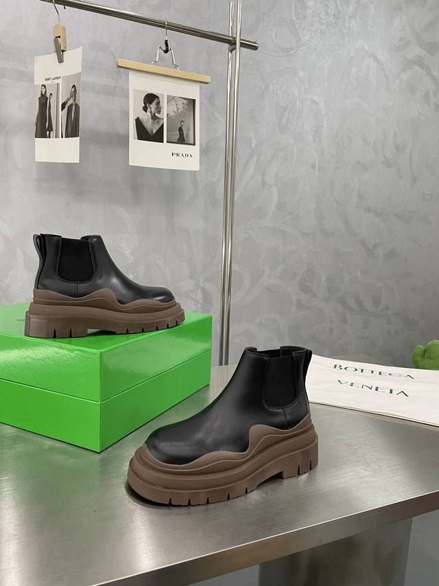 Bottega V 新波浪系列彩底厚底靴 22色 新款切尔西松紧靴p短靴 延续品牌标志性的夸张重底设计 新一轮的爆款 先报先到 原楦开发 版型非常到位 原鞋头圆