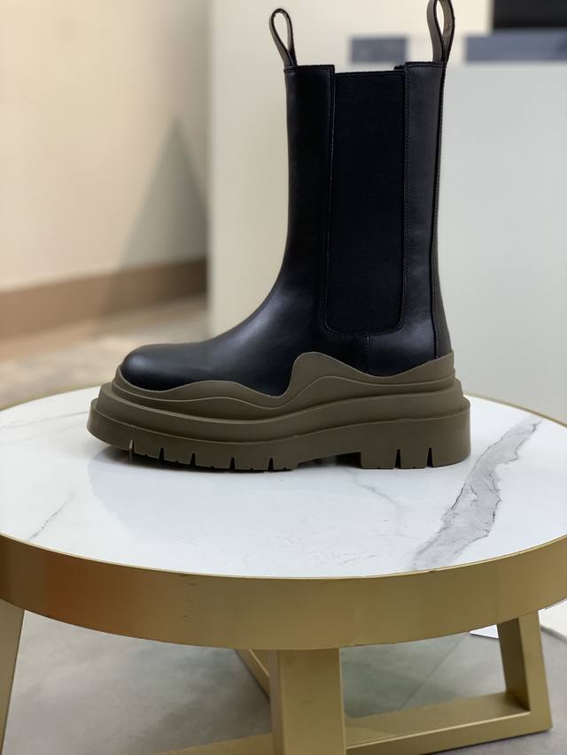 BottegxVeneta 情侣款 秋冬最新 顶级版市场最高版本的bv马丁靴 接受材质对比 鞋型对比 工艺对比 5 5Cm鞋底显高实用又有质感 百搭适用任何场合
