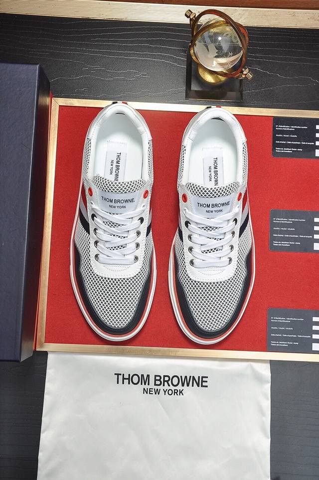 Thom Browne 汤姆 布朗 Tb官网同款原单爆款运动鞋 头层牛皮加透气布料1 1原板 羊皮内里鞋身配件一比一开模 专柜品质 亲们你还为穿着搭配鞋发愁那这