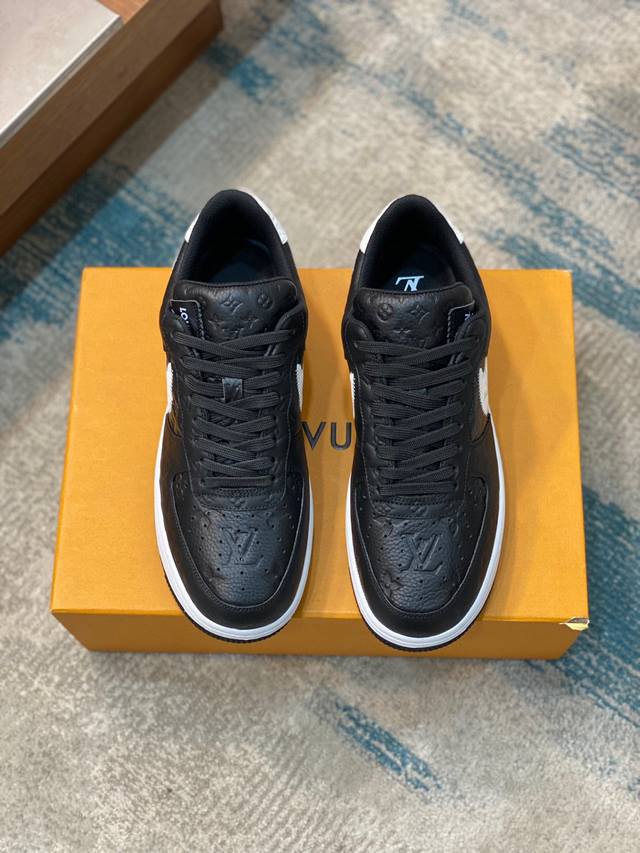 Louis Vuitton X X Nike 联名款 设计思路基本上是延续 The Ten 的风格 Swoosh 车线 鞋舌标签视觉效果相当熟悉 兼具时尚与潮流