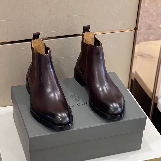 Brunello Cucinelli牛皮切尔西男靴 现代风格和珍贵材料重新诠释了这双典雅 休闲的标志性切尔西短靴 柔软的进口牛皮与鞋筒两侧的弹性织物组合 让穿脱
