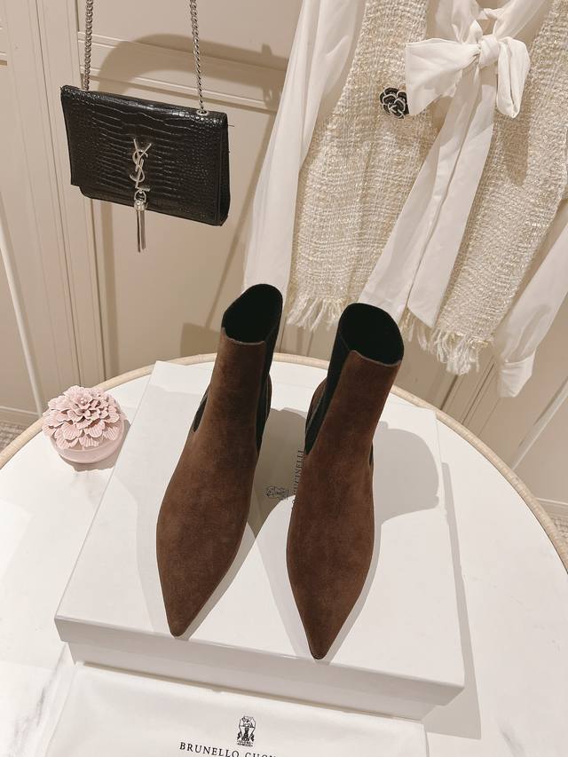 市场最高品质 独家款brunellocucinelli 短靴 的经典灵感定义了这款新的现代优雅风格 珍贵的进口小牛京皮上展现着别致的斑驳 原版注塑真皮大底 让您