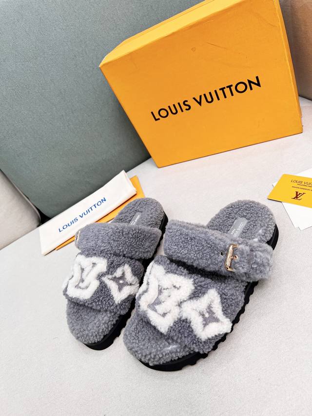 Louis Vuitton 路易威登 羊毛拖鞋 纯皮毛一体羔羊毛打造 超温暖的感觉 Lv经典老花装饰 精致高级 让这双毛拖身价陡增 鞋底是原版开模的防滑发泡大底