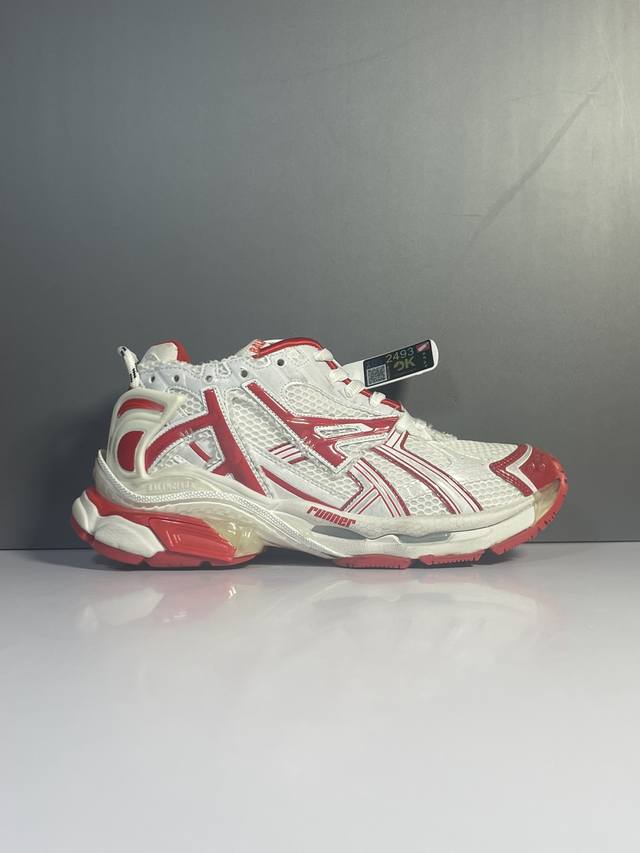 纯原版本 代 资讯 新款balenciaga 巴黎世家-Runner 是通过溢胶 做旧 缝线等细节 展示了设计师 Demna 的运动鞋风格 用一双 旧鞋 传递复