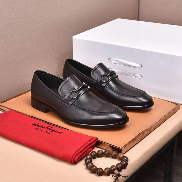 (水染牛里) 菲拉格慕 高端 (Salvatore Ferragamo 是国际顶级的鞋类奢侈品牌 来自时尚王国意大利 以传统手工设计和款式新颖誉满全球 专柜同步