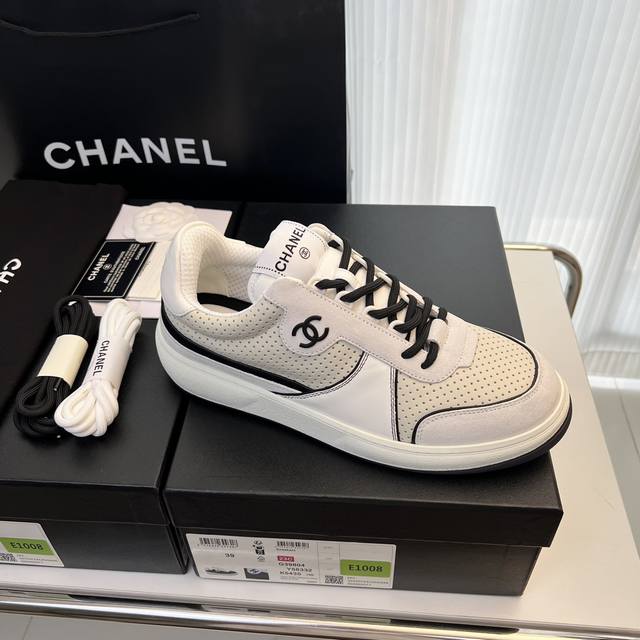 Chanel/香奈儿情侣款 新款拼接布面皮革运动鞋 一比一复刻 市场顶级版本 选用织物 麂皮效果小牛皮与反绒小牛皮制作 搭配橡胶凝胶外底 鞋面与鞋底缝线细节 经
