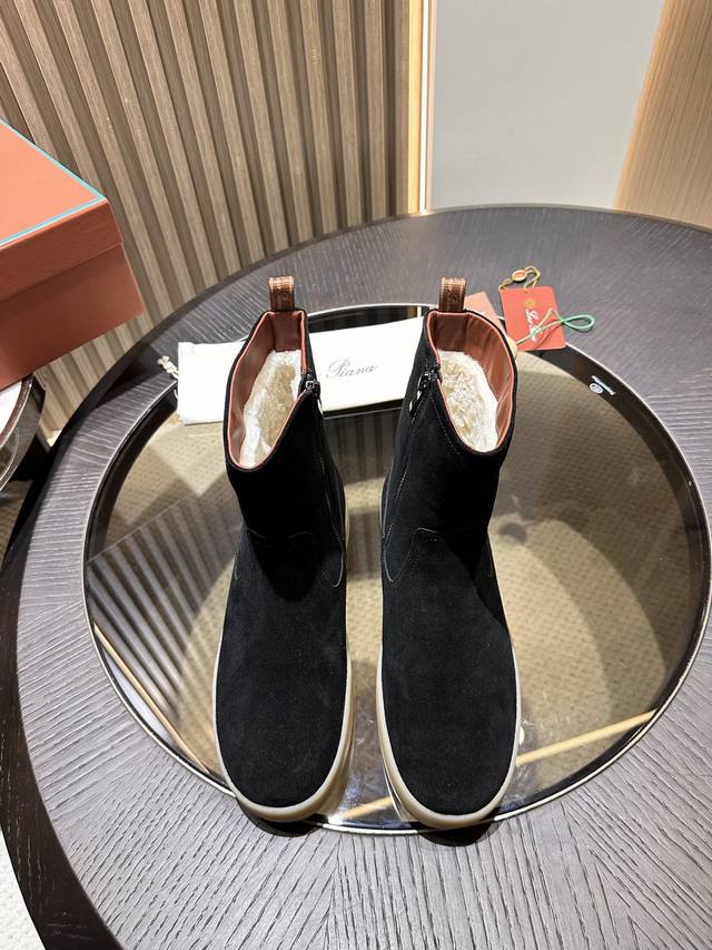 Lpro Piana 这款休闲鞋采用反绒牛皮 呈现出别致的立体效果 独特的版型在中段略微变窄 并以纳巴革细节点缀 充满现代美感的功能细节设计为鞋子平添了运动风格