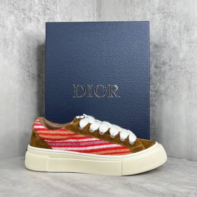新款上架 Dior B33联名款滑板休闲鞋 最新时尚的廓形突显厚实感 各种面料精心制作 每个颜色都很赞 饰以oblique印花 搭配绒面革镶片 马毛 编织等 别
