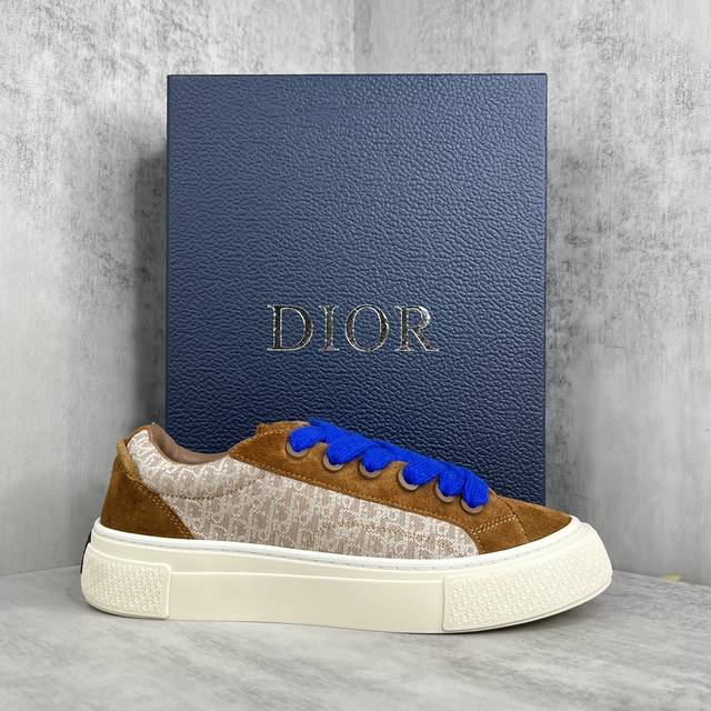 新款上架 Dior B33联名款滑板休闲鞋 最新时尚的廓形突显厚实感 各种面料精心制作 每个颜色都很赞 饰以oblique印花 搭配绒面革镶片 马毛 编织等 别
