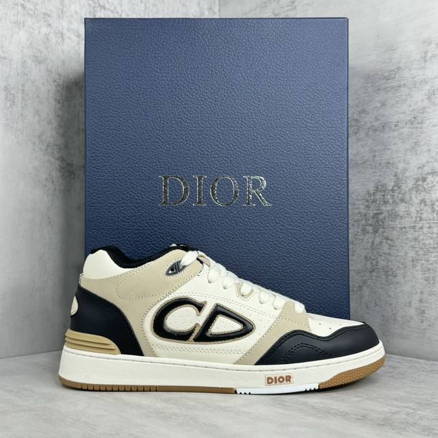 新款上架 Dior B57 24Ss 春季男装系列新品 重新诠释篮球鞋设计 成为 Dior 的经典单品 采用蓝色和奶油白色光滑牛皮革精心制作 搭配米色绒革 侧面