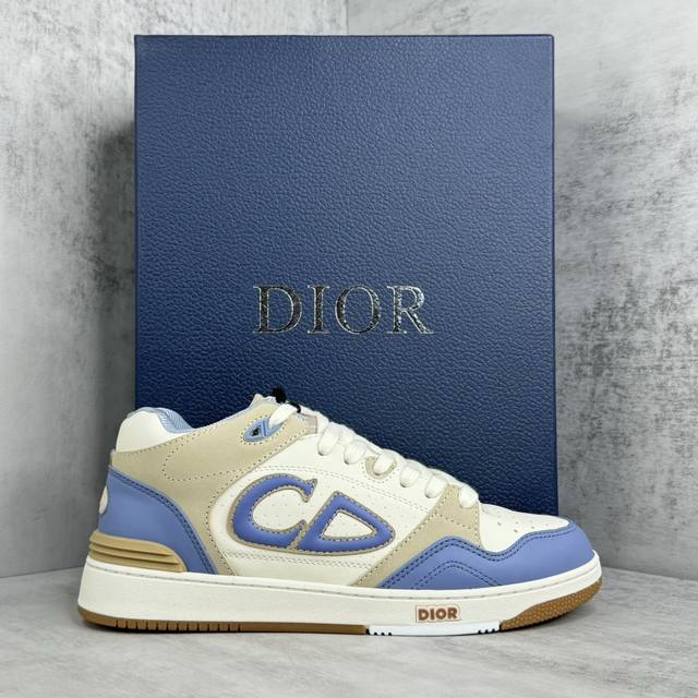 新款上架 Dior B57 24Ss 春季男装系列新品 重新诠释篮球鞋设计 成为 Dior 的经典单品 采用蓝色和奶油白色光滑牛皮革精心制作 搭配米色绒革 侧面