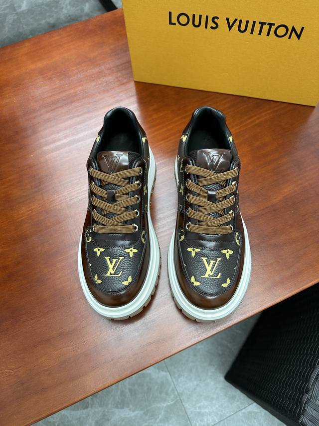 Louis Vuitton 新款男士休闲皮鞋 原版品质 将运动鞋与正装皮鞋元素相结合 进口头层小牛皮/Monogrampvc材质 牛皮内里 鞋舌金色lv字母 厚