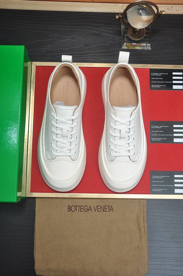 Botteg Venetta(Bv) 独家新款 官网新款 鞋面以上乘的顶级小牛皮制作 细腻的手感 流淌奢华的质感 为精致男士量身制作 铸就高贵气场 细致规整的