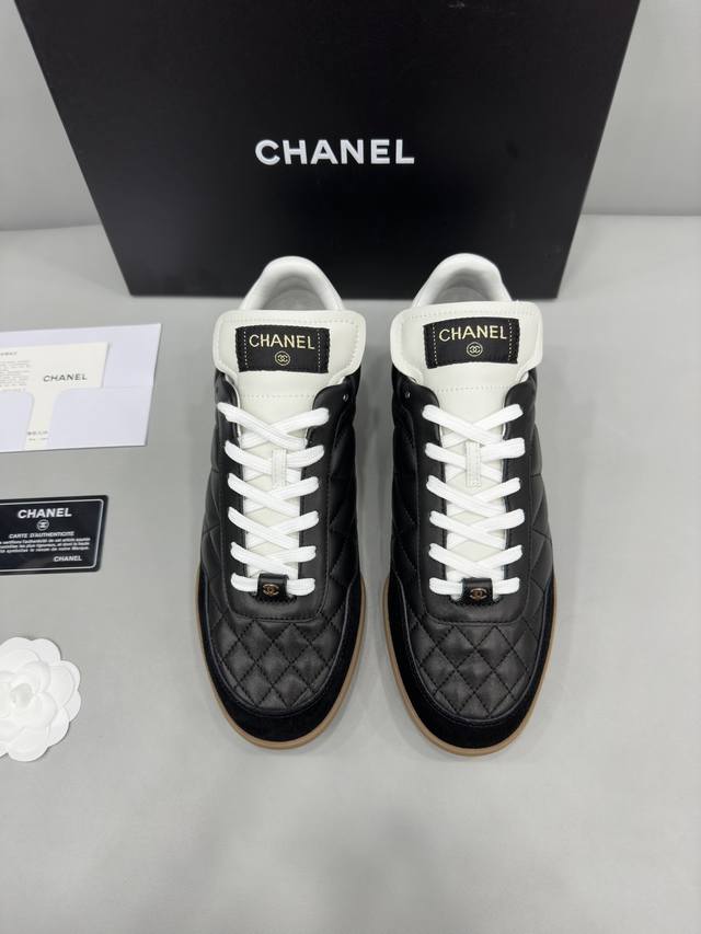 Chanel 22P香奈儿23C熊猫鞋 最好看的球鞋 Size 38~45 38 45 订 男款香奈儿运动鞋 一月的款式溢价超级严重 基本上可以说是买不到了柜姐