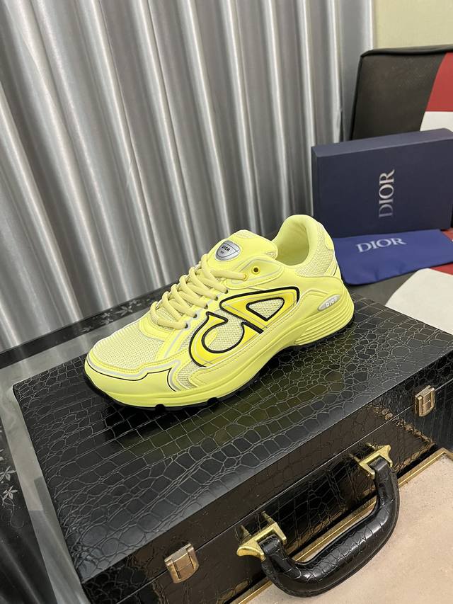 迪奥dio R 这款 B33 运动鞋全新演绎经典的网球鞋 时尚廓形突显厚重质感 采用牛皮革精心制作 饰以 Oblique 印花 搭配饰以 Dior 标志的加垫鞋 - 点击图像关闭