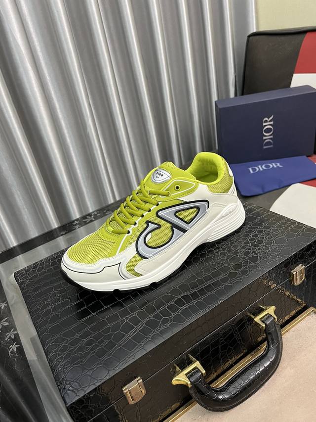 迪奥dio R 这款 B33 运动鞋全新演绎经典的网球鞋 时尚廓形突显厚重质感 采用牛皮革精心制作 饰以 Oblique 印花 搭配饰以 Dior 标志的加垫鞋