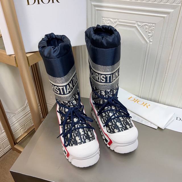 市面最高版本 Dior迪奥 王炸款 雪地靴 滑雪靴 胖墩墩的 好看可爱到爆炸 来自 Dioralps 限定系列 别具一格 闪亮尼龙 Oblique 印花鞋面搭配