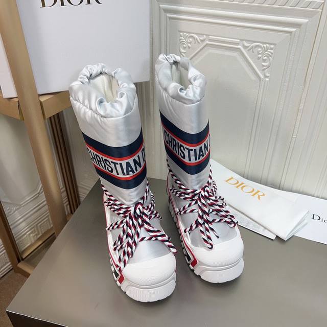市面最高版本 Dior迪奥 王炸款 雪地靴 滑雪靴 胖墩墩的 好看可爱到爆炸 来自 Dioralps 限定系列 别具一格 闪亮尼龙 Oblique 印花鞋面搭配