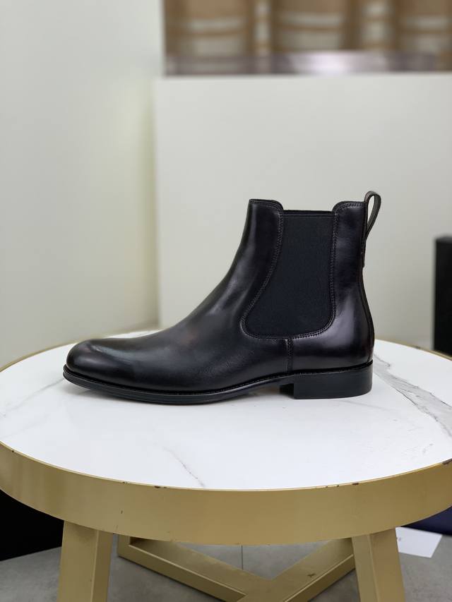 工厂价 真皮大底 靴 Dior 官网厡单 Explorer男士靴 D家男装鞋 将精湛工艺与优雅气质合二为一 是打造休闲造型的理想单品 为正装注入时尚气息 这款鞋
