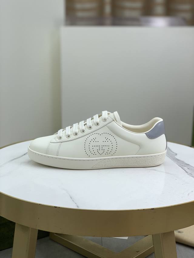 工厂价 顶级版本 古奇情侣款小白鞋 Gucci 古奇 Ace Sneakers小白鞋再次颠覆了传统小白鞋的设计n多明星有演绎过 呼应品牌的经典色 材质 面料采用 - 点击图像关闭