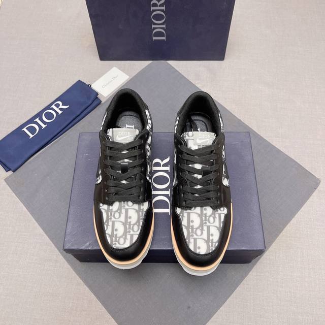 Dior-迪奥 来自法国 众多时尚超模首选品牌 做工精细 采用进口原版布+牛皮面料 羊皮内里 原版开模耐磨大底 给予你色彩斑斓的时尚 尺码(Size):38-