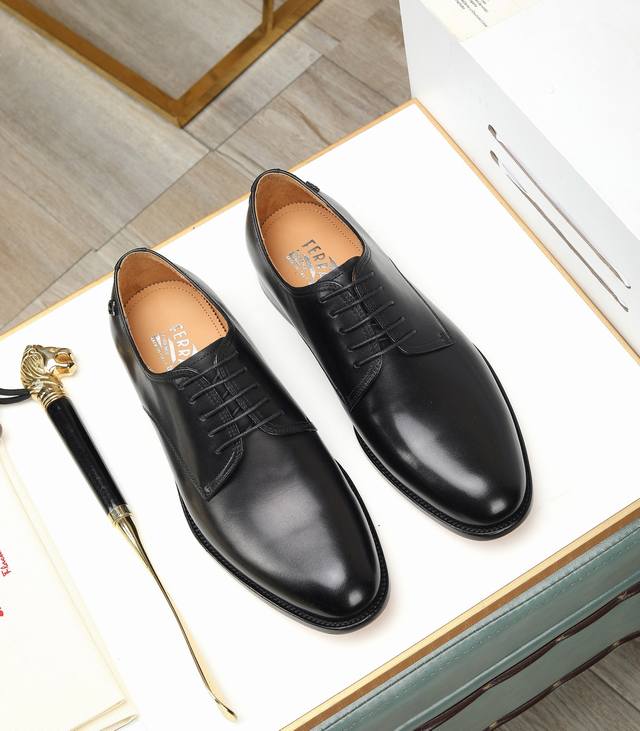 高端货 (真皮大底)菲拉格慕 Salvatore Ferragamo 是国际顶级的鞋类奢侈品牌 来自时尚王国意大利 以传统手工设计和款式新颖誉满全球 专柜同步发
