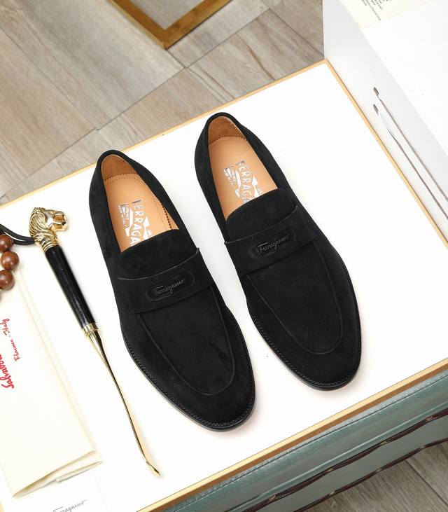高端货 (真皮大底)菲拉格慕 Salvatore Ferragamo 是国际顶级的鞋类奢侈品牌 来自时尚王国意大利 以传统手工设计和款式新颖誉满全球 专柜同步发