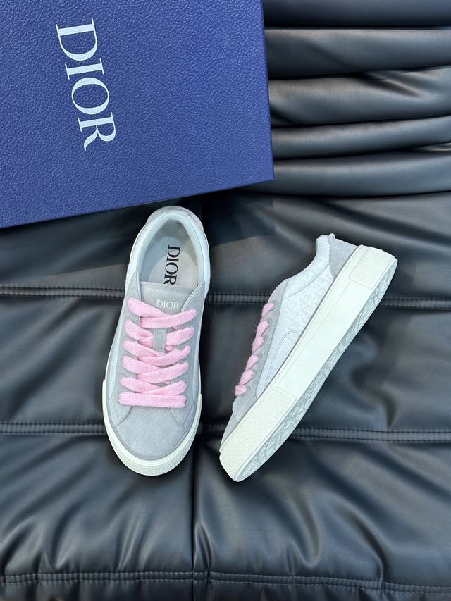实价 迪奥-Dio R 这款 B33 运动鞋全新演绎经典的网球鞋 时尚廓形突显厚重质感 采用牛皮革精心制作 饰以 Oblique 印花 搭配饰以 Dior 标