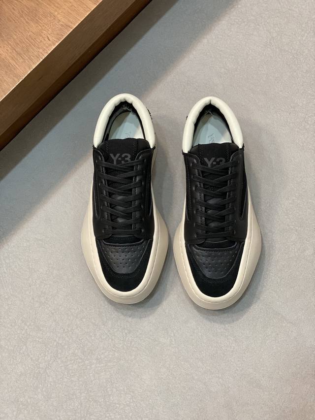 Y-3 Centennial Lo 新款男士织物皮革低帮休闲运动鞋出货 Y-3 Centennial Lo是以篮球为灵感的 Y-3 鞋 对篮球轮廓的现代诠释 使