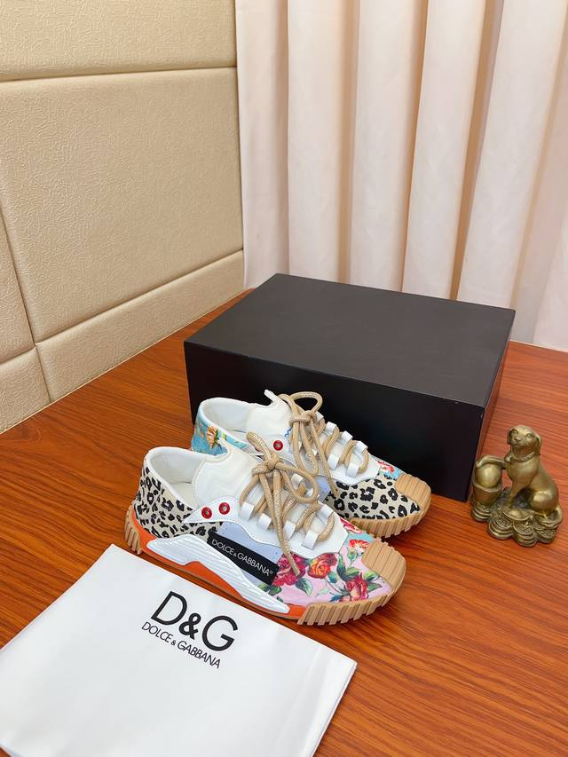 Dolce&Gabbana 杜嘉班纳 高品质. 低帮休闲 众多明星至爱 采用高端进口多种材料工拼接真皮垫脚 简约大气 完美诠释鞋履最新灵感 经典与时尚融为一体