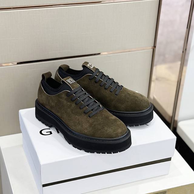 纪梵希.Givench圆头厚底男款皮鞋 高品质一直都是我们的追求 在提升男神品味的路上一直前行 优雅的靴身 流光溢彩的皮面 逃离城市喧嚣 演绎现代都是男性的时尚
