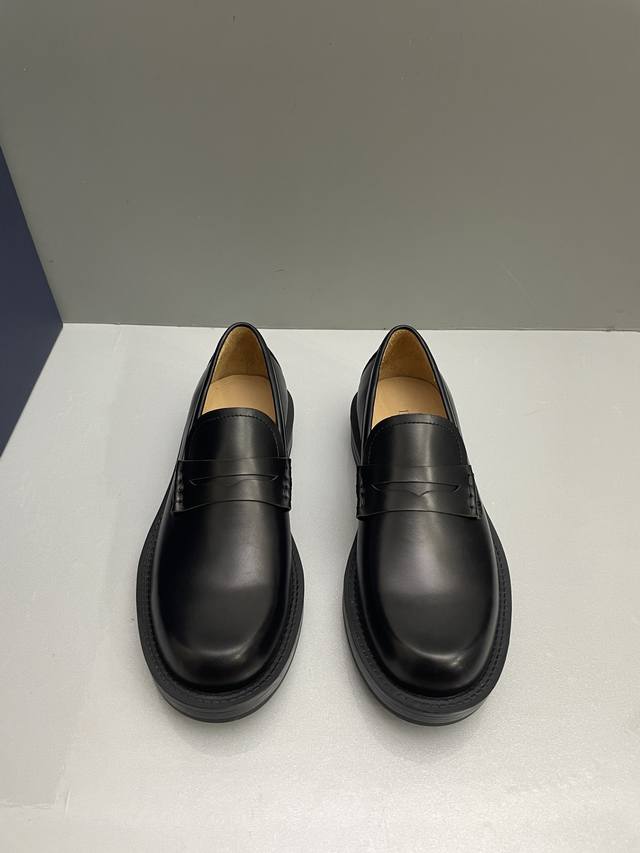 Dio 迪奥 官网厡单 批 Explorer男士低帮鞋 D家男装鞋 将精湛工艺与优雅气质合二为一 是打造休闲造型的理想单品 为正装注入时尚气息 这款鞋子采用黑色