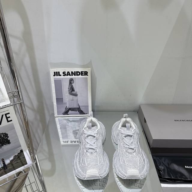 Balenciaga巴黎世家手工烫钻3Xl系列 复古休闲运动鞋 系列推出探索时尚界对于原创与挪用的概念 以全新系列致敬传承与经典 以标志性balenciaga廓