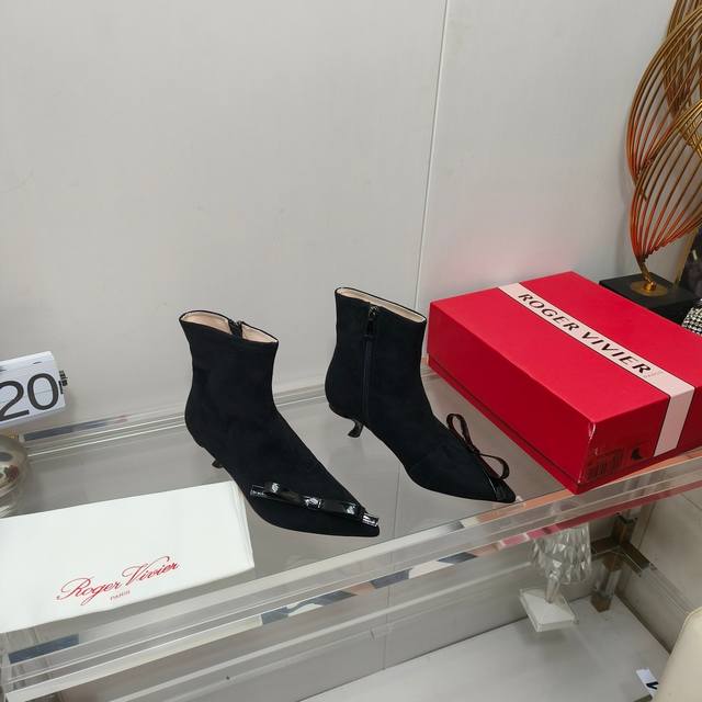 Rv绒面皮革踝靴蝴蝶结逗号跟中跟短靴 诞生于1963年的virgule逗号跟是维维亚先生具有代表性的作品 曲线柔美 本季应用于virgule Bow后袢带高跟鞋