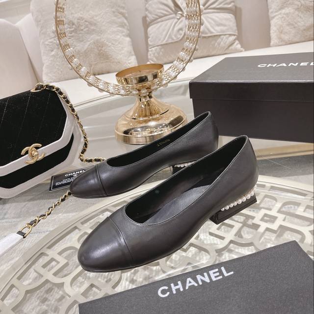 Chanel 2022 Ss新款珍珠跟单鞋 原版开发 非常优雅的珍珠跟设计 原版双c Logo点缀 简约而又精致 超百搭 鞋面 原版进口小牛皮 内里/垫脚 混种