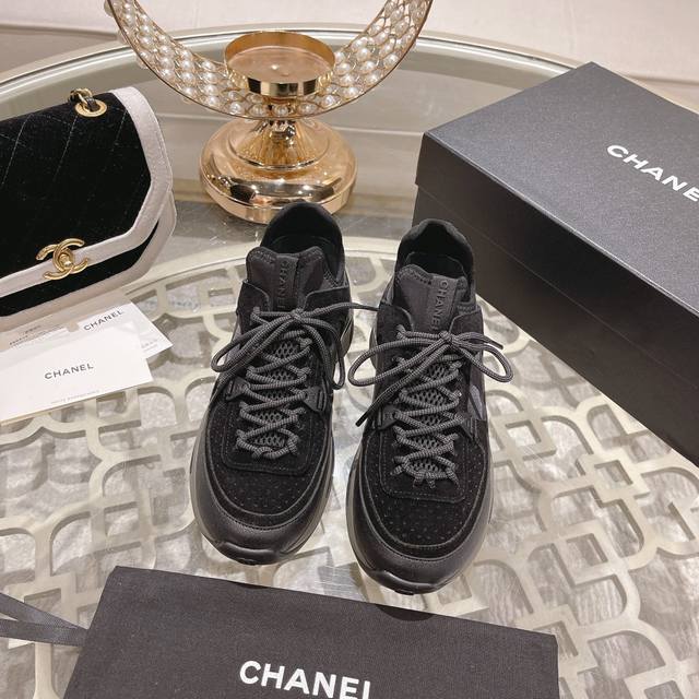 Chanel 小香家新品黑武士运动鞋 泰酷辣 真的帅的一匹 原来小香也可以这么酷 工艺材料非常复杂 专柜定价比上一季银角大王还要高 虽然贵但依旧很难买 真的拥有