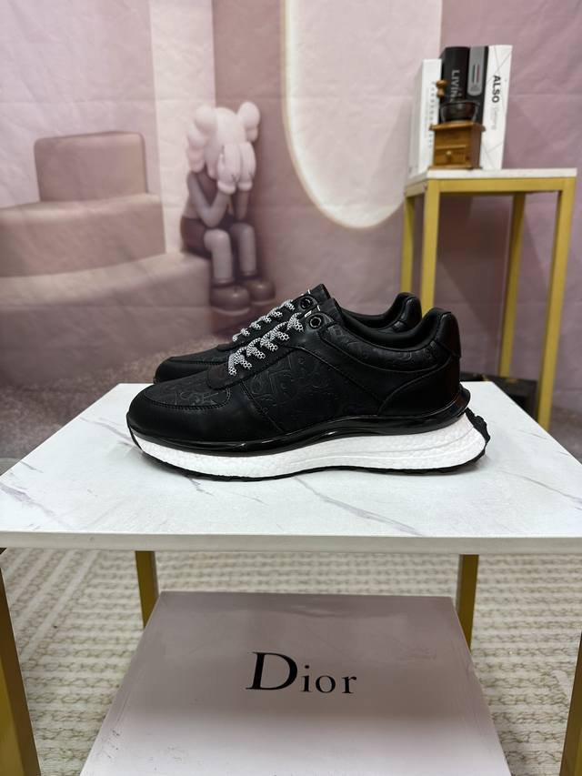 Dior-迪奥 来自法国 众多时尚超模首选品牌 做工精细 采用进口原版布面料 羊皮内里 原版开模耐磨大底 给予你色彩斑斓的时尚 尺码(Size):38-44