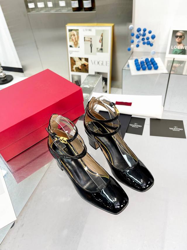真皮加40 顶级制作 Valentno 华伦rockstud系列时装鞋 创新与经典巧妙的结合在一起 其经典带领着每年时尚 每一款鞋子都是百搭神器 品质市面随意对