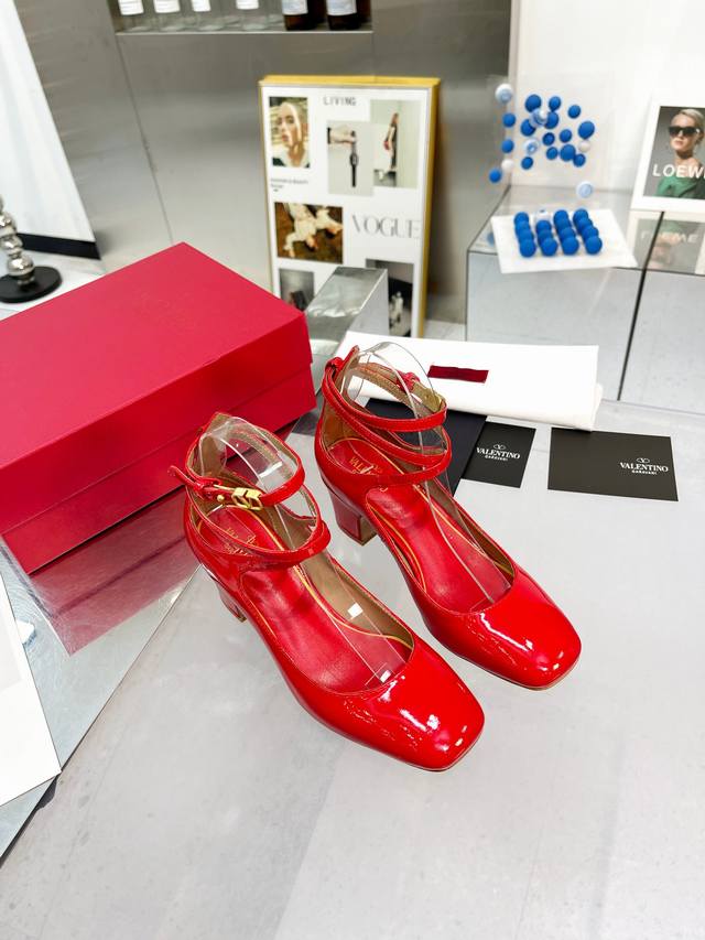 真皮加40 顶级制作 Valentno 华伦rockstud系列时装鞋 创新与经典巧妙的结合在一起 其经典带领着每年时尚 每一款鞋子都是百搭神器 品质市面随意对