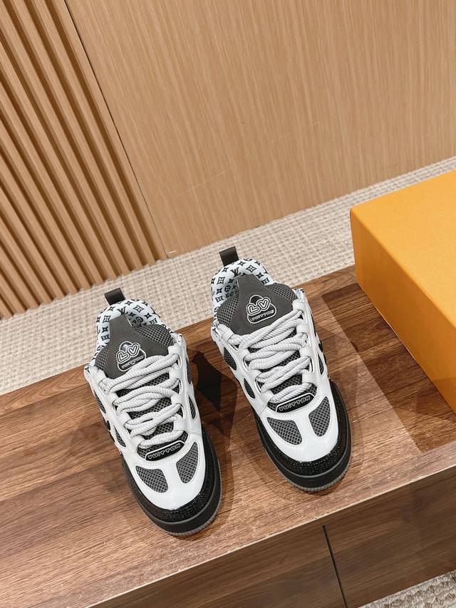 限男款 #之前在lv大秀曝光的这款面鞋包型sk8最近确将认于2023年早春售发 算是 Virgil Abloh给lv的鞋款系列下留的设计遗产 鞋上帮以皮打革造了