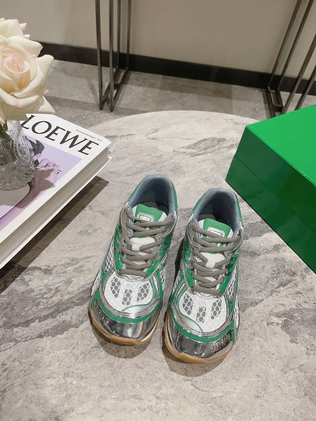 女 男10. Bottega Veneta全新orbit 运动鞋情侣款 该鞋款灵感取材自90 年代运动鞋的鞋型轮廓 其特色在于网状纹理的应用以及交叉覆盖的异材质