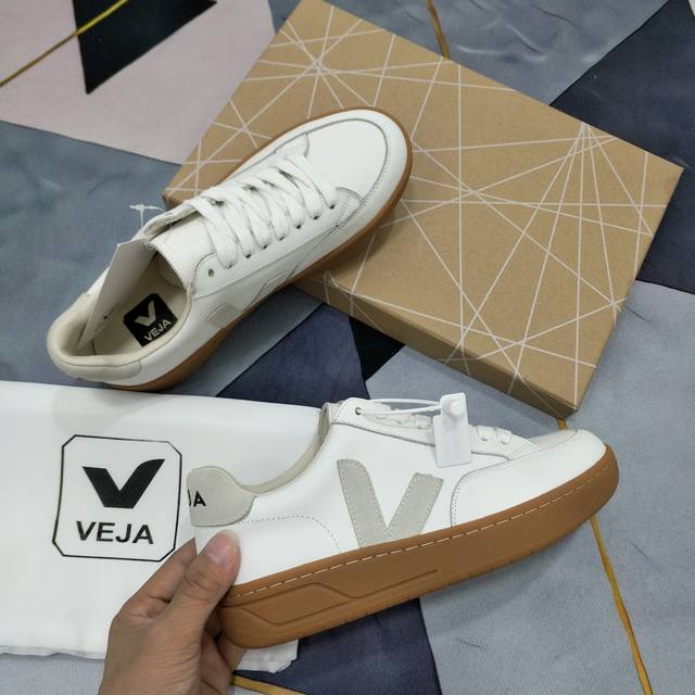 Veja法国时尚品牌 专注于鞋款和配件 以绿色地球和低碳运动为宗旨 品牌的所有单品均以环保物料制作 这款运动鞋鞋面采用丝绸牛皮制成 质感极佳 鞋侧的v字印花装饰