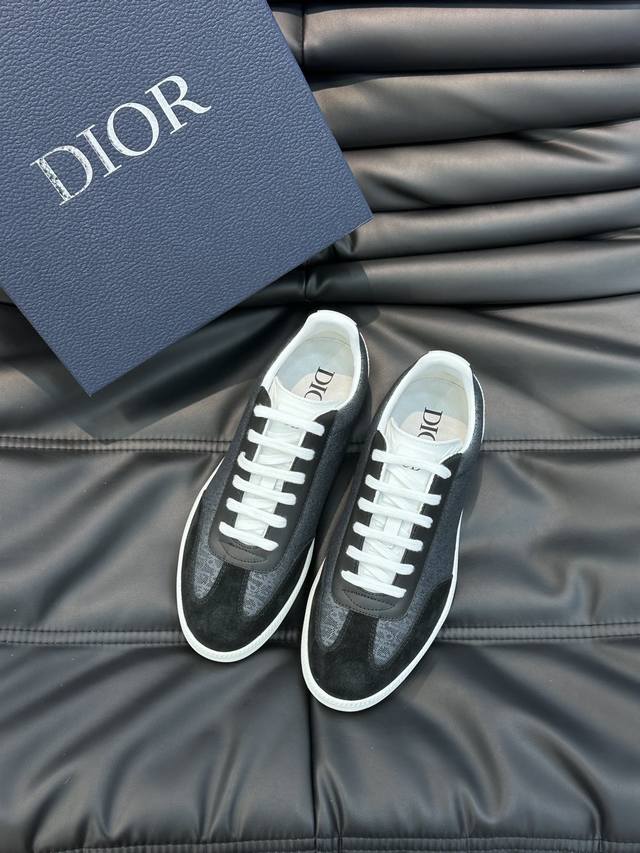 D R 新款 B01 运动鞋是d家经典单品 鞋面采用原版牛皮绒面革以及由 Daniel Arsham 重新诠释的 DixR 徽标装饰 鞋面顶部采用白色系带 与富