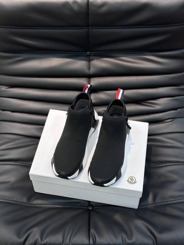 Moncler 蒙口男士休闲运动鞋 设有醒目的logo细节 橡胶tpu鞋底面整体点缀注塑moncler徽标 兼备创新 功能性与图形细节于一体 采用原版定制弹力布