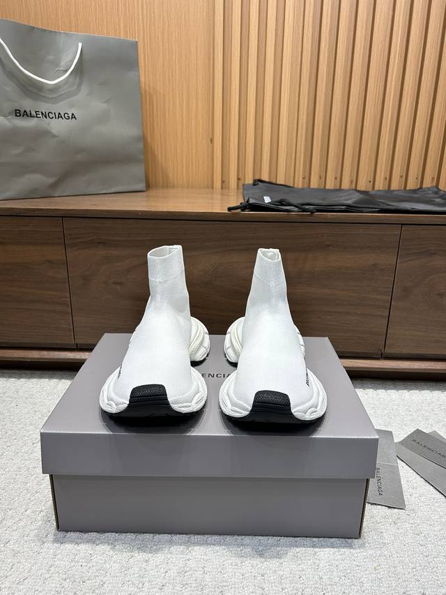 Balenciaga巴黎世家3Xl出袜子鞋了 复古休闲运动鞋 系列推出探索时尚界对于原创与挪用的概念 以全新系列致敬传承与经典 以标志性balenciaga廓形