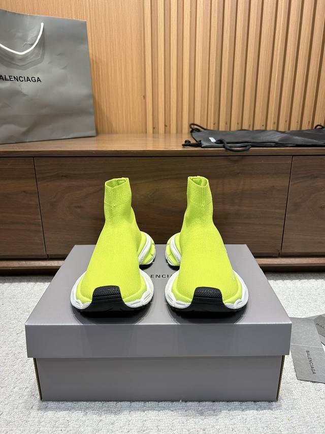 Balenciaga巴黎世家3Xl出袜子鞋了 复古休闲运动鞋 系列推出探索时尚界对于原创与挪用的概念 以全新系列致敬传承与经典 以标志性balenciaga廓形 - 点击图像关闭