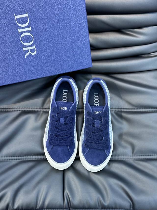 Dio R 这款 B33 运动鞋全新演绎经典的网球鞋 时尚廓形突显厚重质感 采用牛皮革精心制作 饰以 Oblique 印花 搭配饰以 Dior 标志的加垫鞋舌